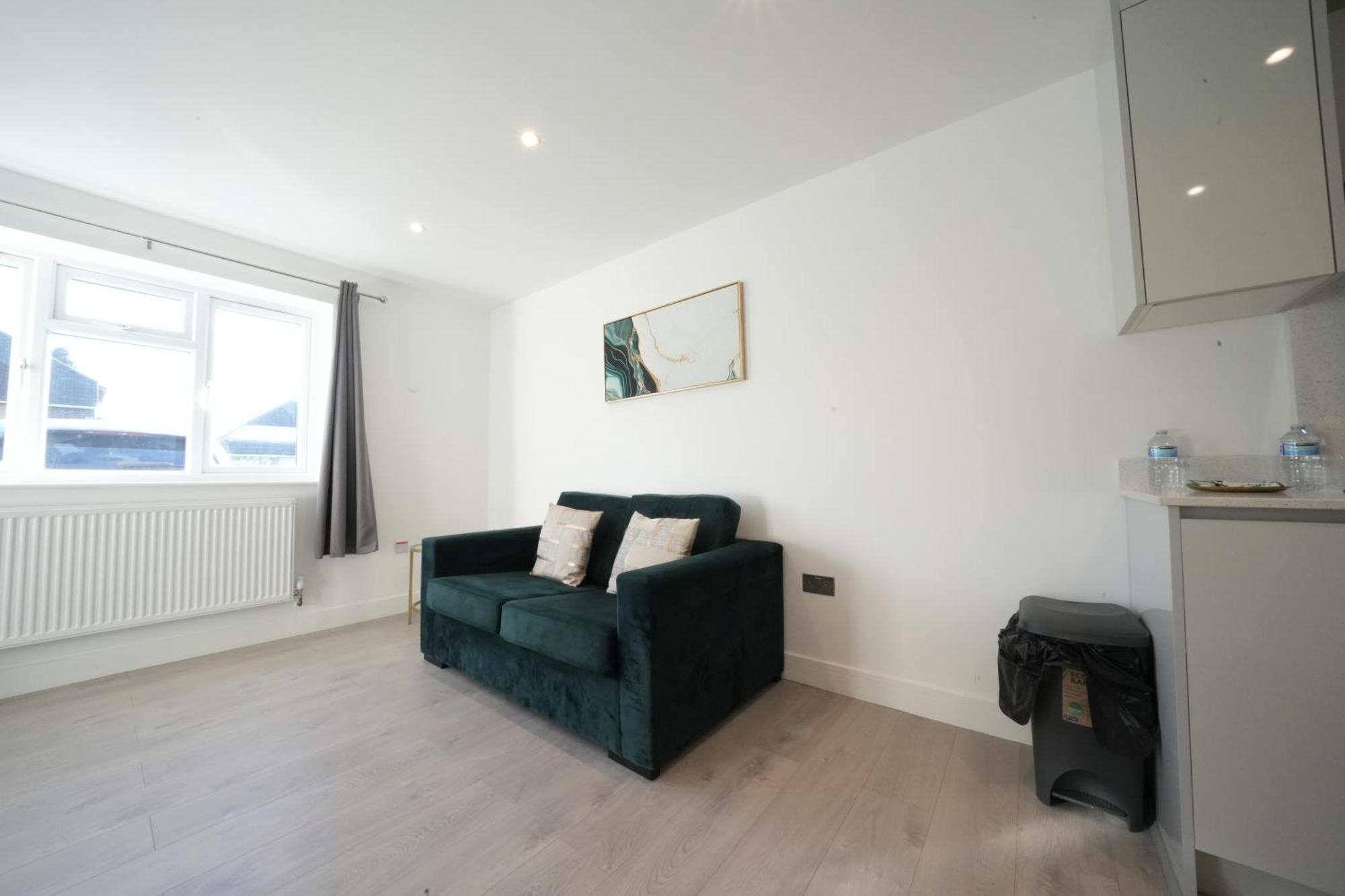 10 Min Drive To Airport - Free Parking - 15 Min Bus Ride - Ev Charge Available Lejlighed Stanwell Eksteriør billede