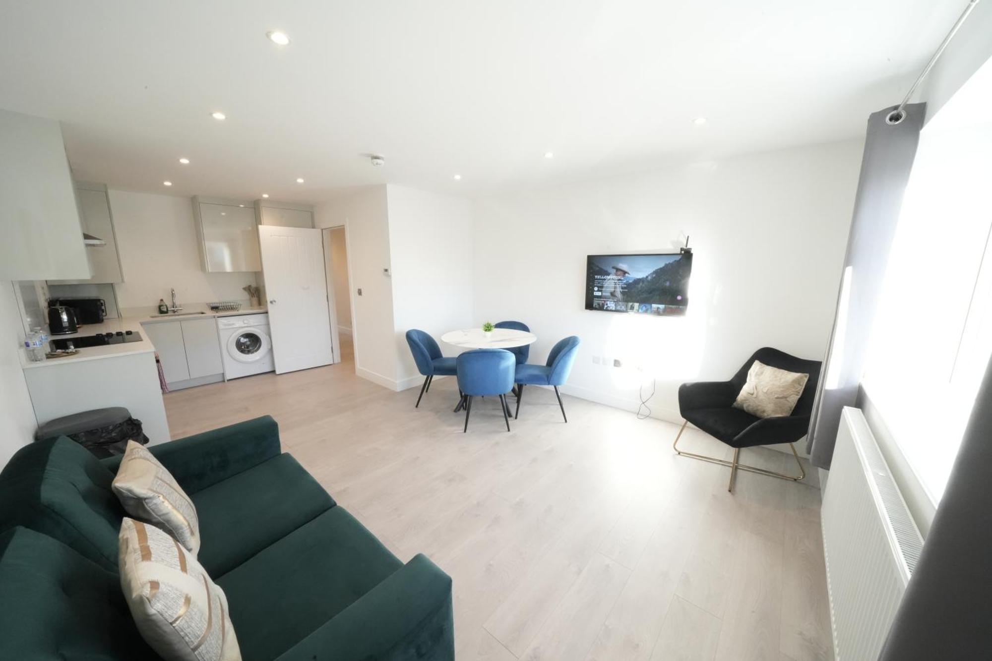 10 Min Drive To Airport - Free Parking - 15 Min Bus Ride - Ev Charge Available Lejlighed Stanwell Eksteriør billede