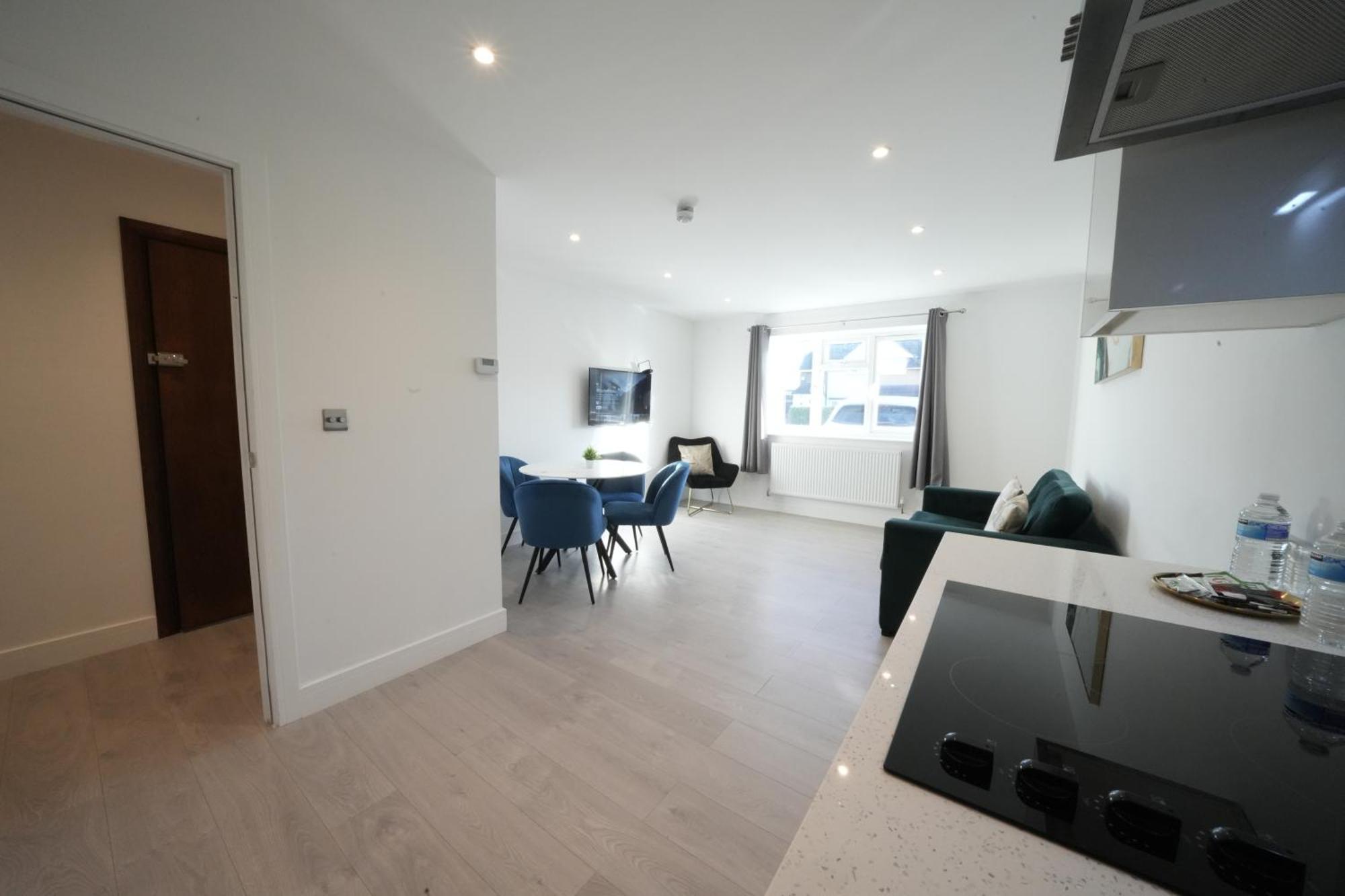 10 Min Drive To Airport - Free Parking - 15 Min Bus Ride - Ev Charge Available Lejlighed Stanwell Eksteriør billede