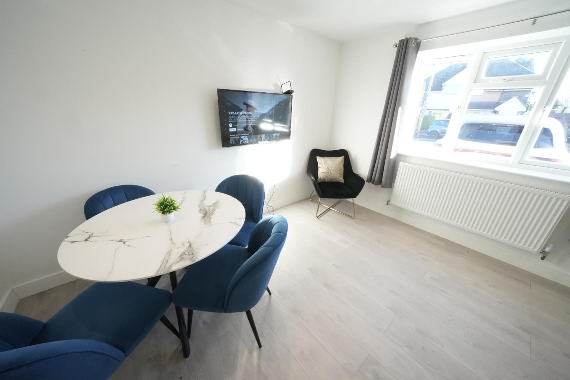 10 Min Drive To Airport - Free Parking - 15 Min Bus Ride - Ev Charge Available Lejlighed Stanwell Eksteriør billede