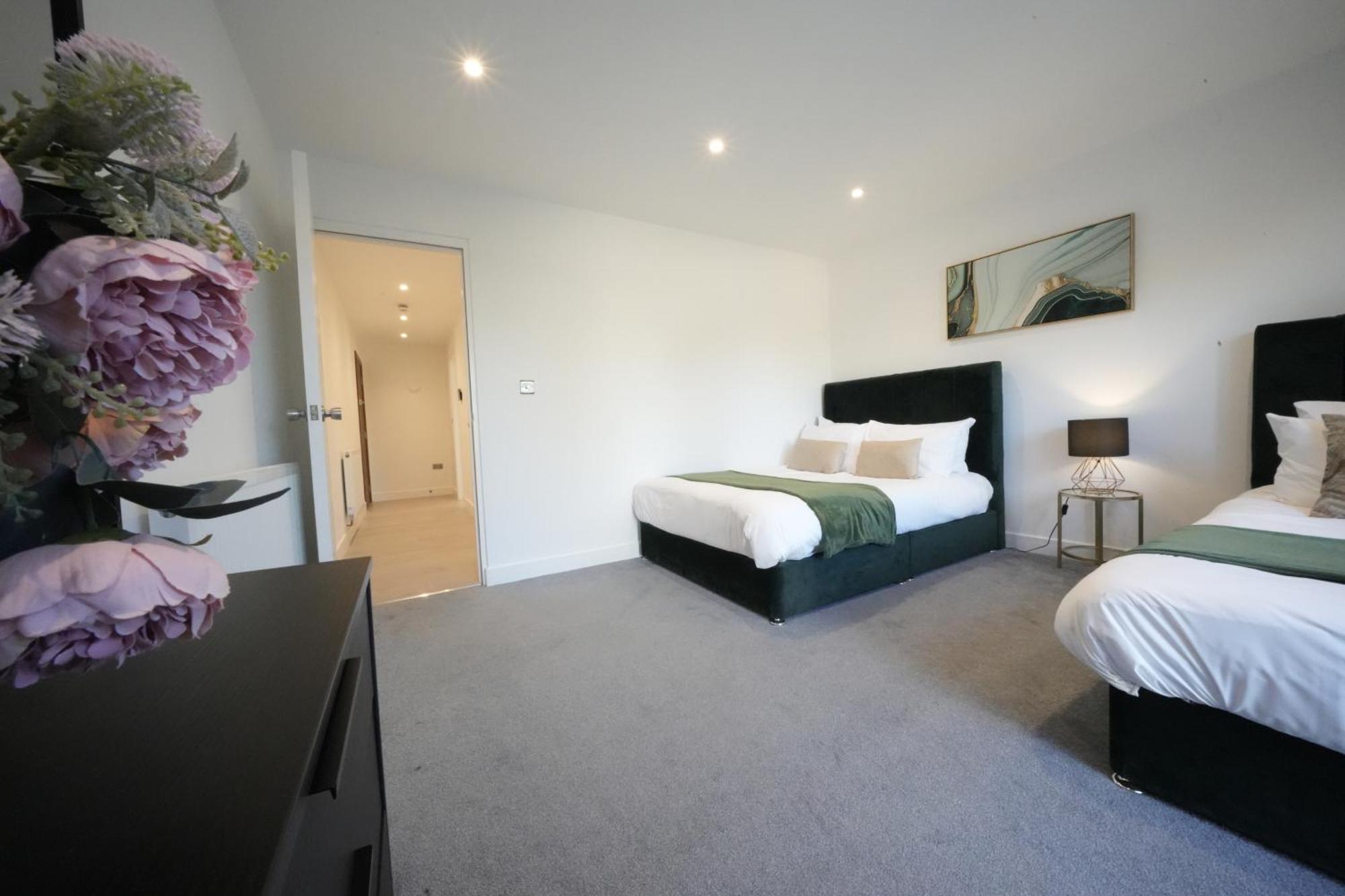 10 Min Drive To Airport - Free Parking - 15 Min Bus Ride - Ev Charge Available Lejlighed Stanwell Eksteriør billede