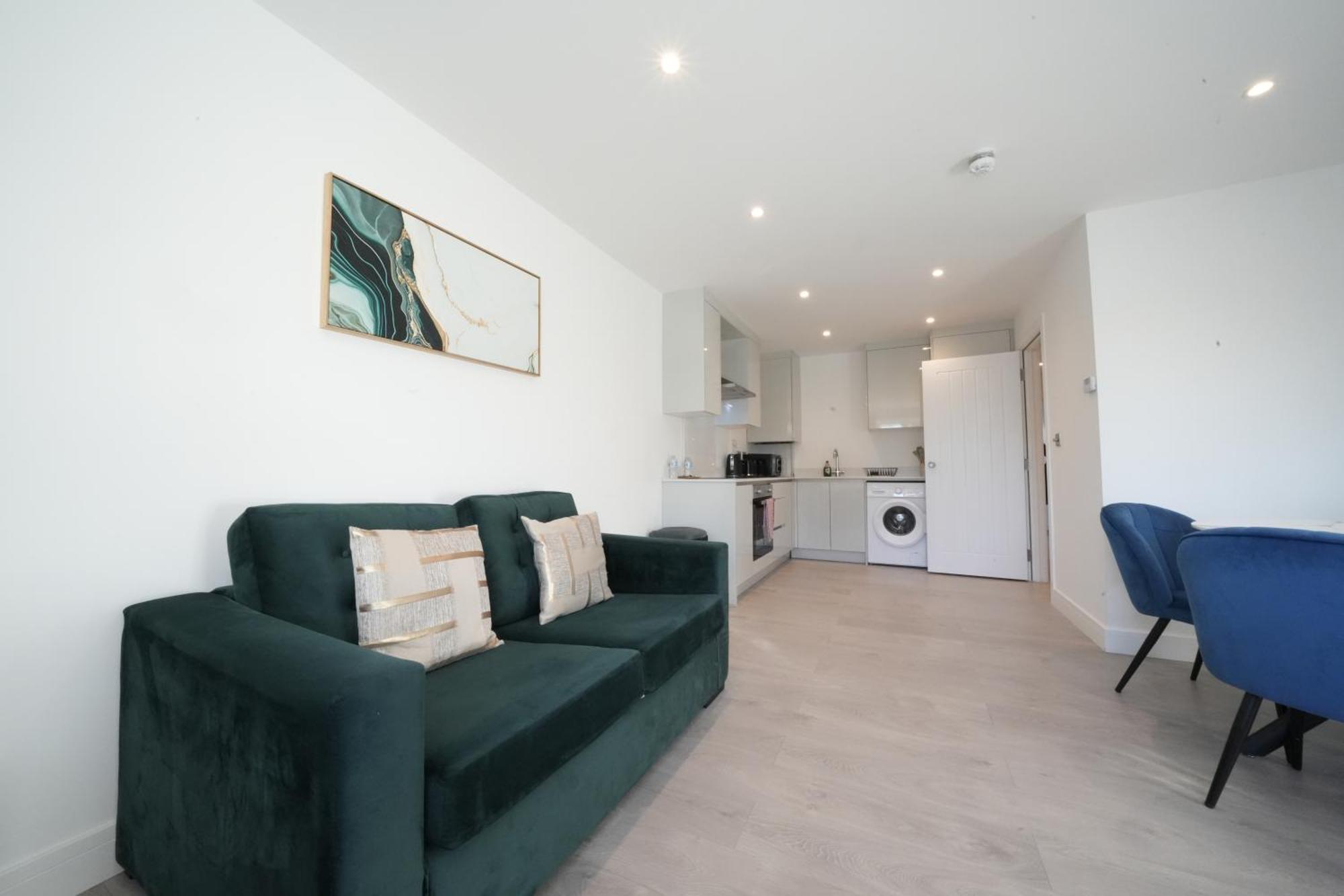 10 Min Drive To Airport - Free Parking - 15 Min Bus Ride - Ev Charge Available Lejlighed Stanwell Eksteriør billede