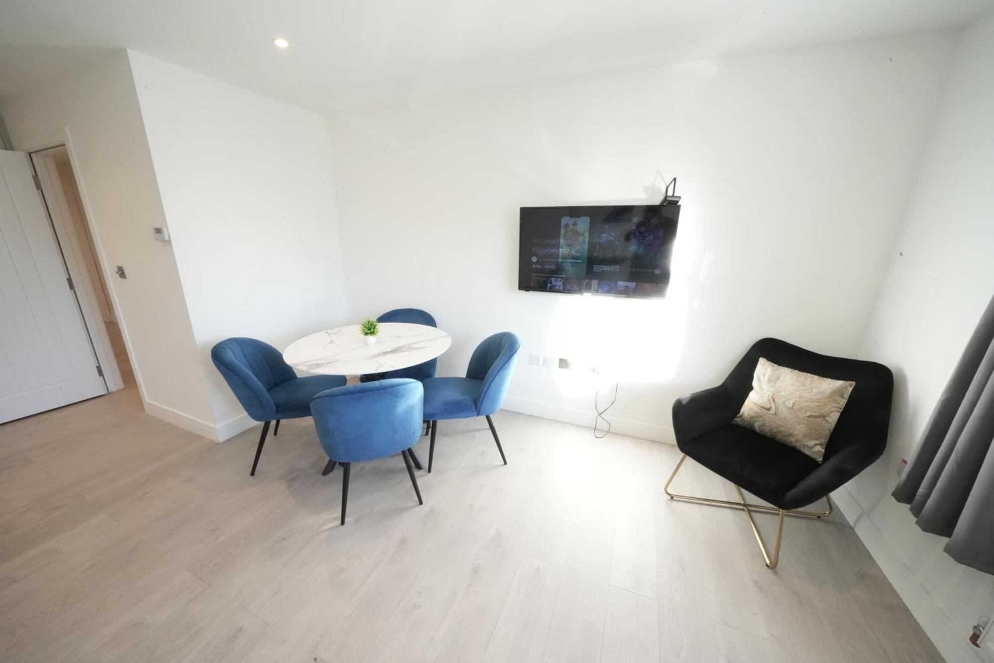 10 Min Drive To Airport - Free Parking - 15 Min Bus Ride - Ev Charge Available Lejlighed Stanwell Eksteriør billede