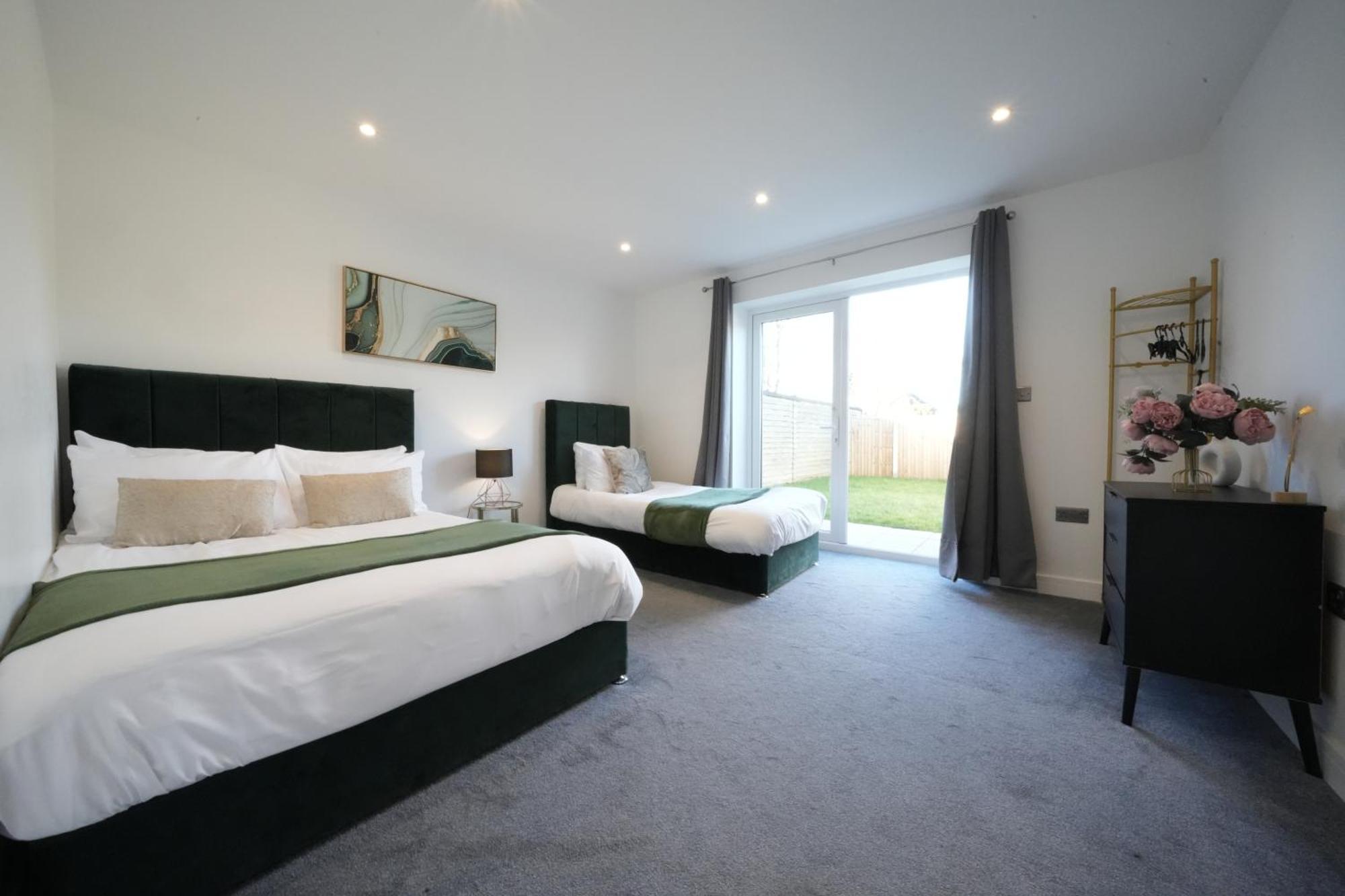 10 Min Drive To Airport - Free Parking - 15 Min Bus Ride - Ev Charge Available Lejlighed Stanwell Eksteriør billede