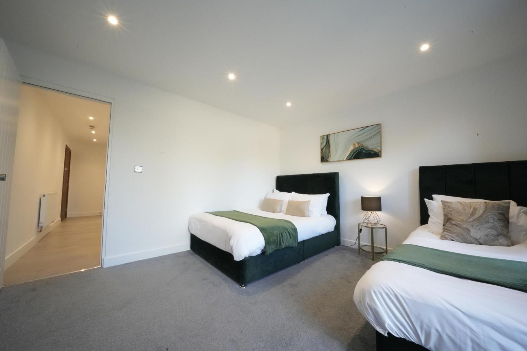 10 Min Drive To Airport - Free Parking - 15 Min Bus Ride - Ev Charge Available Lejlighed Stanwell Eksteriør billede