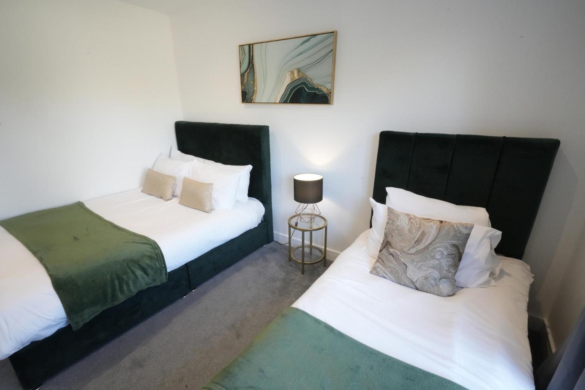 10 Min Drive To Airport - Free Parking - 15 Min Bus Ride - Ev Charge Available Lejlighed Stanwell Eksteriør billede
