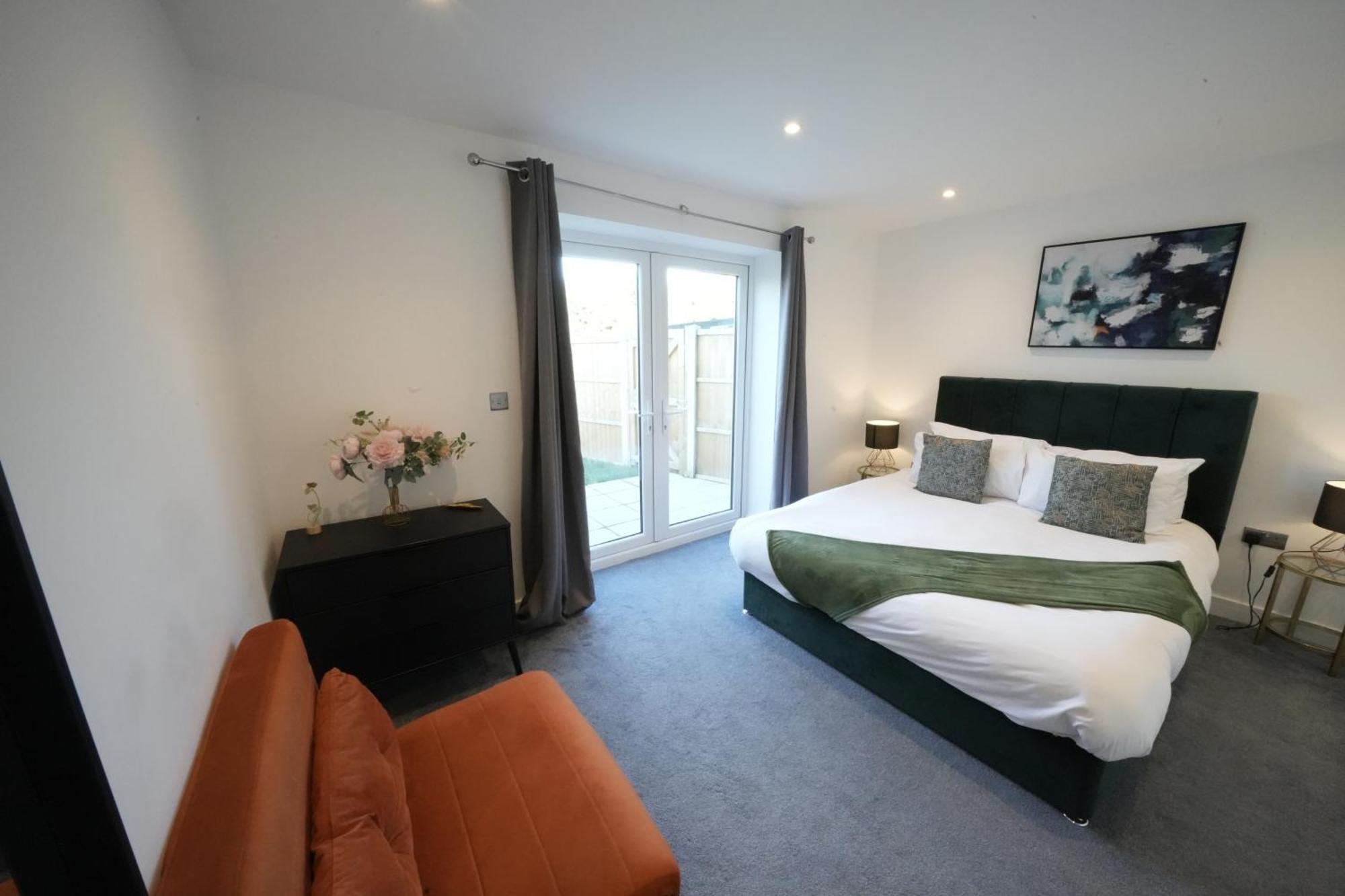 10 Min Drive To Airport - Free Parking - 15 Min Bus Ride - Ev Charge Available Lejlighed Stanwell Eksteriør billede