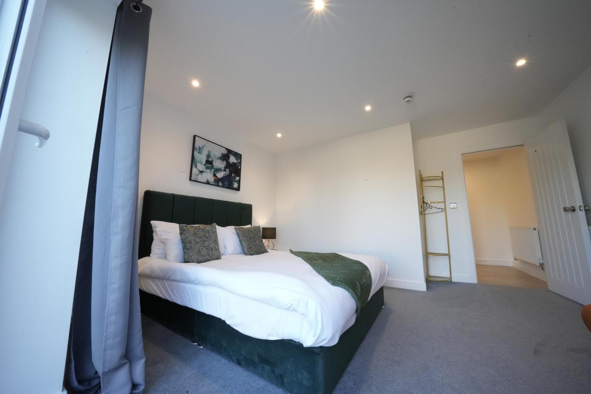 10 Min Drive To Airport - Free Parking - 15 Min Bus Ride - Ev Charge Available Lejlighed Stanwell Eksteriør billede