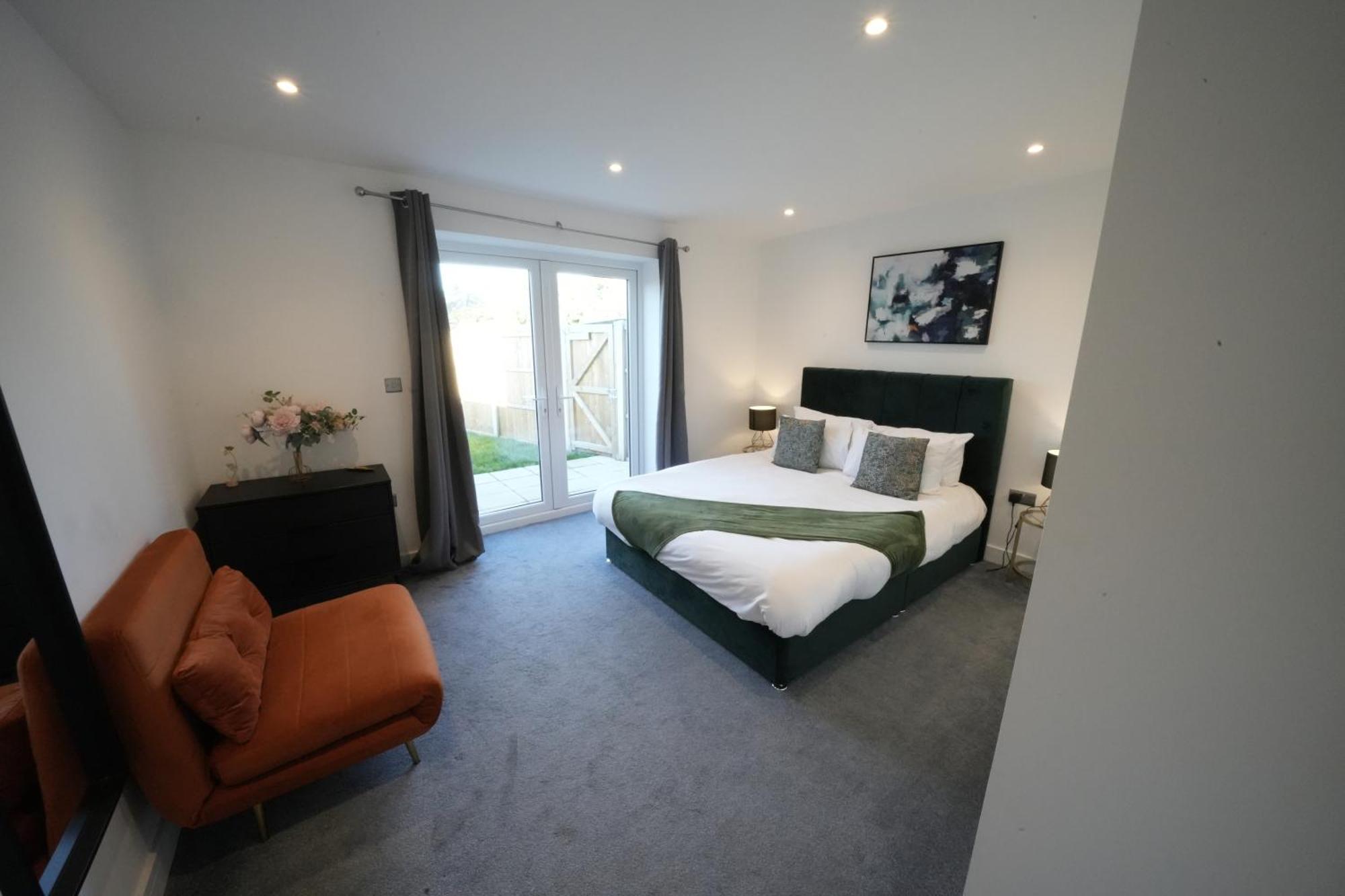 10 Min Drive To Airport - Free Parking - 15 Min Bus Ride - Ev Charge Available Lejlighed Stanwell Eksteriør billede