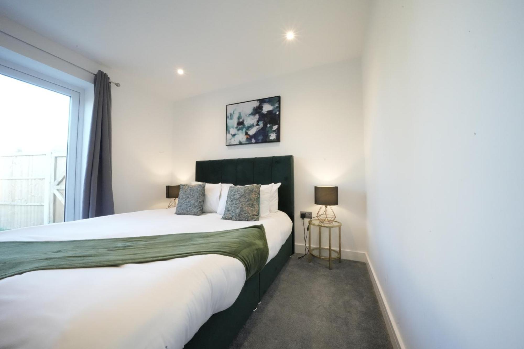 10 Min Drive To Airport - Free Parking - 15 Min Bus Ride - Ev Charge Available Lejlighed Stanwell Eksteriør billede