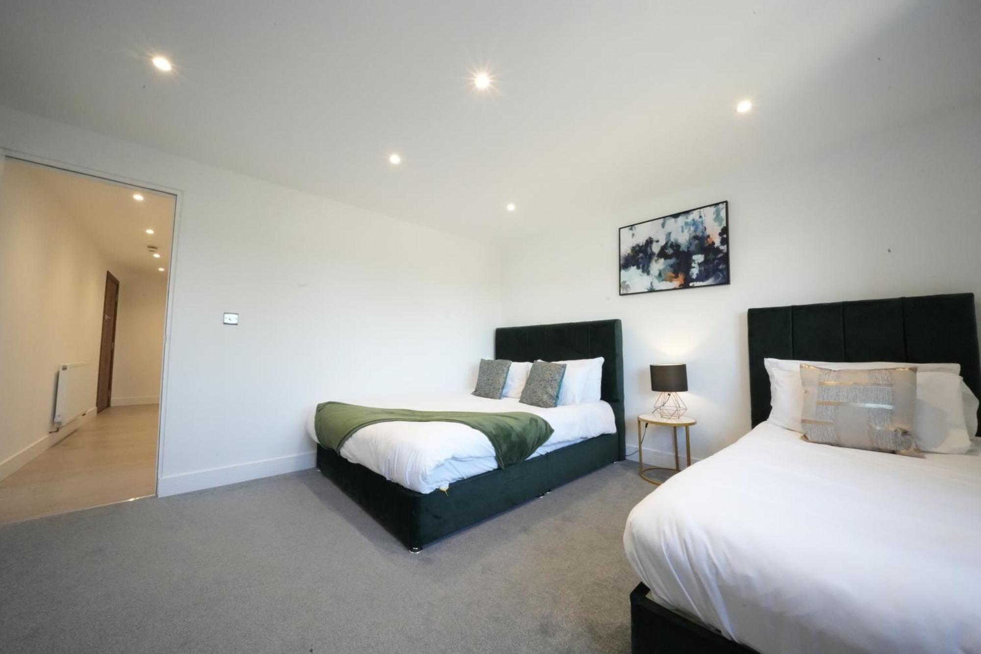 10 Min Drive To Airport - Free Parking - 15 Min Bus Ride - Ev Charge Available Lejlighed Stanwell Eksteriør billede