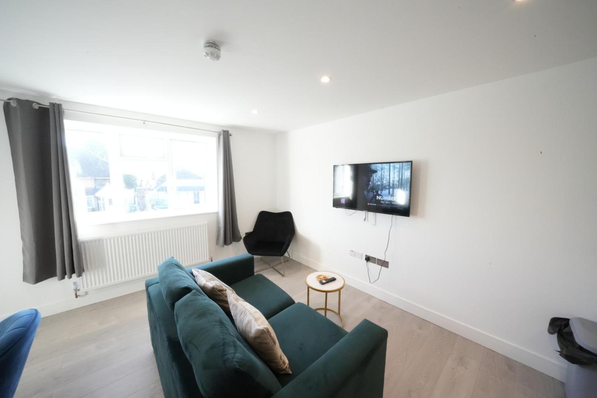 10 Min Drive To Airport - Free Parking - 15 Min Bus Ride - Ev Charge Available Lejlighed Stanwell Eksteriør billede