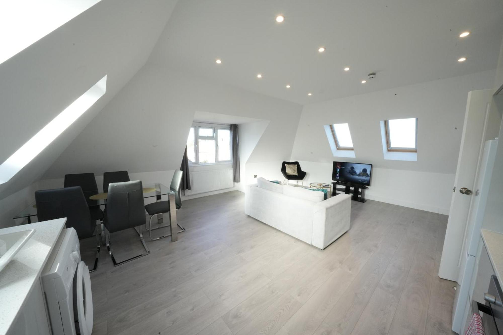 10 Min Drive To Airport - Free Parking - 15 Min Bus Ride - Ev Charge Available Lejlighed Stanwell Eksteriør billede