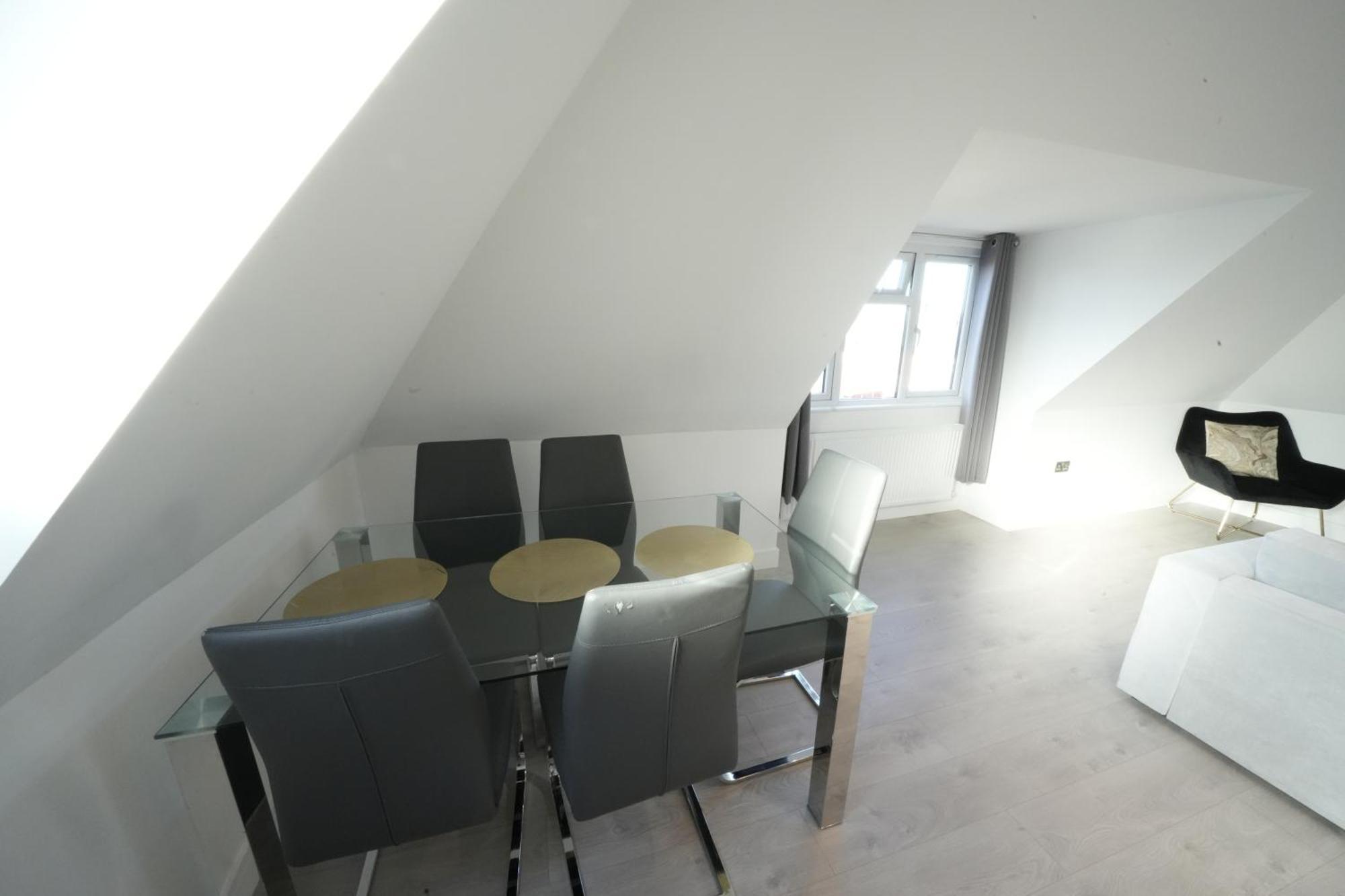 10 Min Drive To Airport - Free Parking - 15 Min Bus Ride - Ev Charge Available Lejlighed Stanwell Eksteriør billede