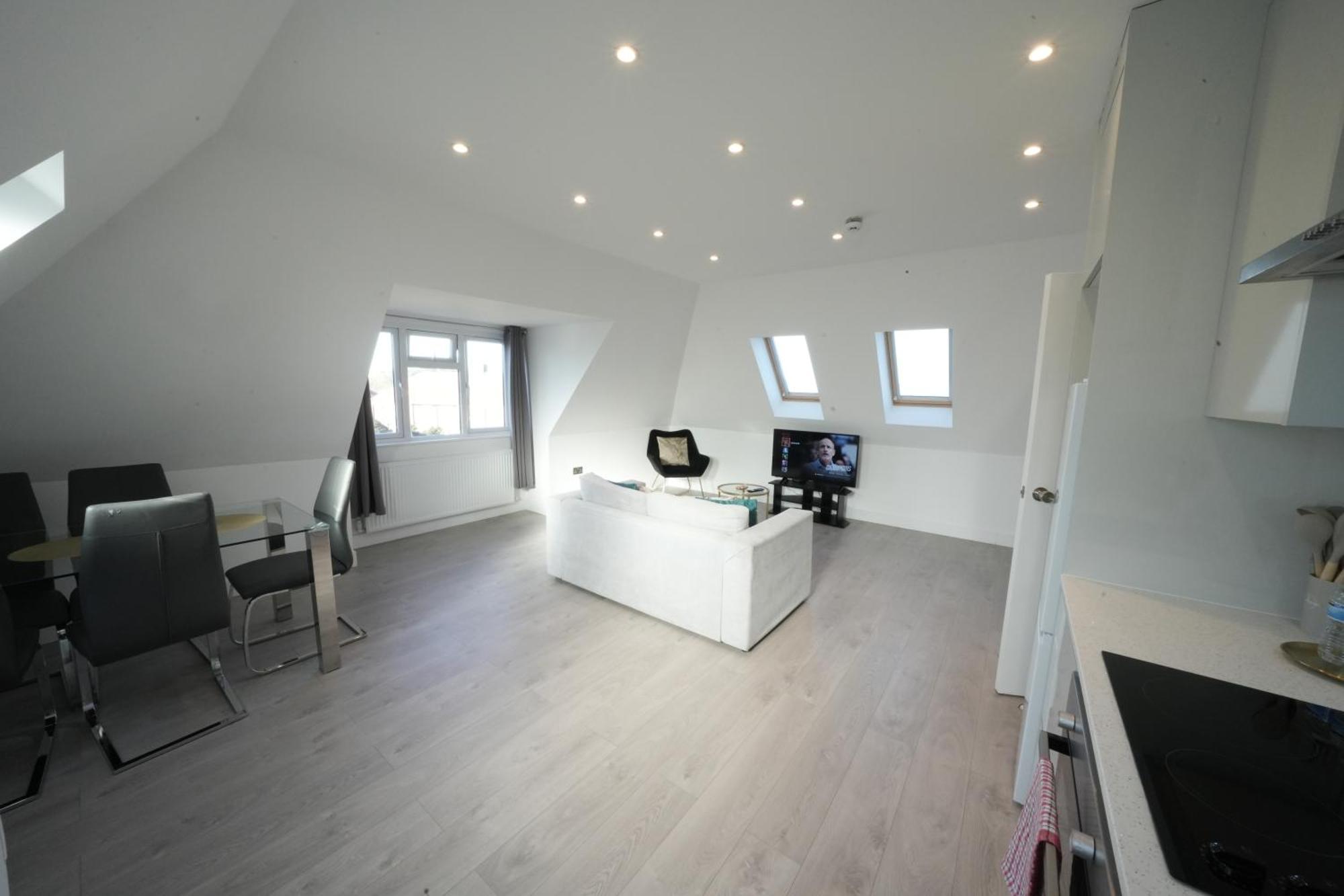 10 Min Drive To Airport - Free Parking - 15 Min Bus Ride - Ev Charge Available Lejlighed Stanwell Eksteriør billede