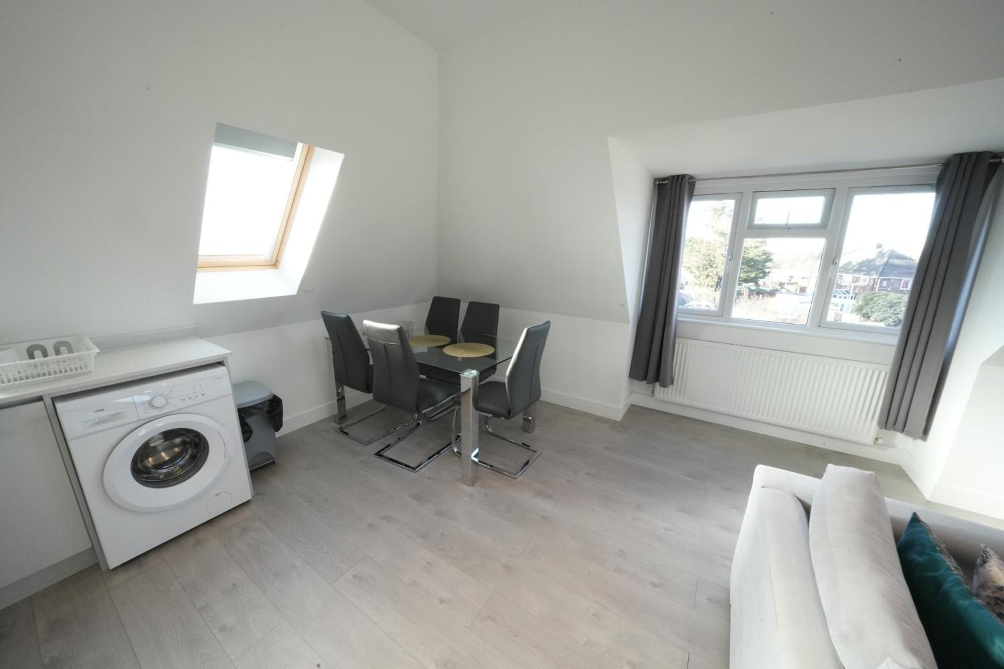 10 Min Drive To Airport - Free Parking - 15 Min Bus Ride - Ev Charge Available Lejlighed Stanwell Eksteriør billede